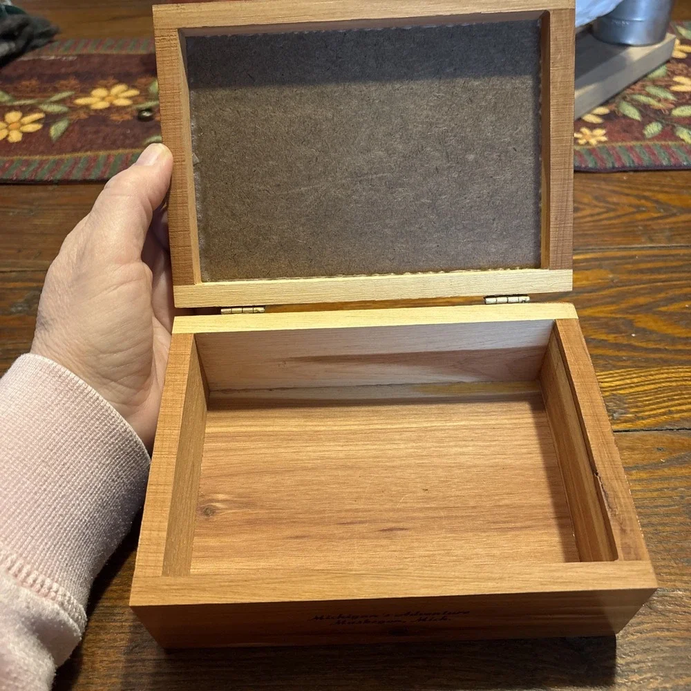Vintage Kitten Cat Souvenir Cedar Wood Box Travel History Michigan Adventures